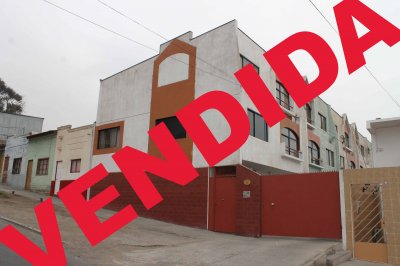 Hermosa casa amoblada y completamente equipada..
Amplia con cerámica y cuatro dormitorios 2 en suite,un dormitorio con sala de estar y walking closet.
4 baños y uno con tina con hidromasajes.
terraza y lavandería.

Incluye:cortinaje,lámparas,chimenea,cuadros,comedores,living,camas(2 de dos plazas,una nido y otra de una plaza),cuchilleria fina,vajilla y loza.
Electrodomésticos, televisores plasma,linea blanca,parrilla eléctrica,juguera,batidora,lavavajillas,lavadora,centrifuga,sacadora y mueble de planchado.