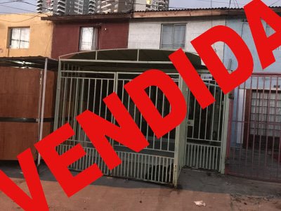 Amplia propiedad ubicada en excelente sector residencial.
Ampliada con piso ceramica en primer nivel y piso flotante en el segundo dormitorios.
