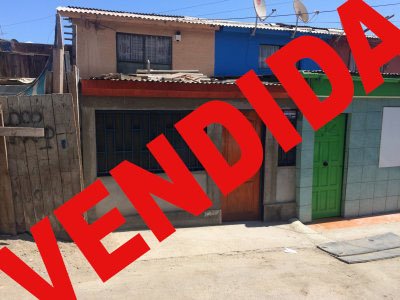 Linda casa ubicada en excelente sector,frente a nuevo consultorio Valdivieso.
Ampliación a patio para un cuarto dormitorio amplio.